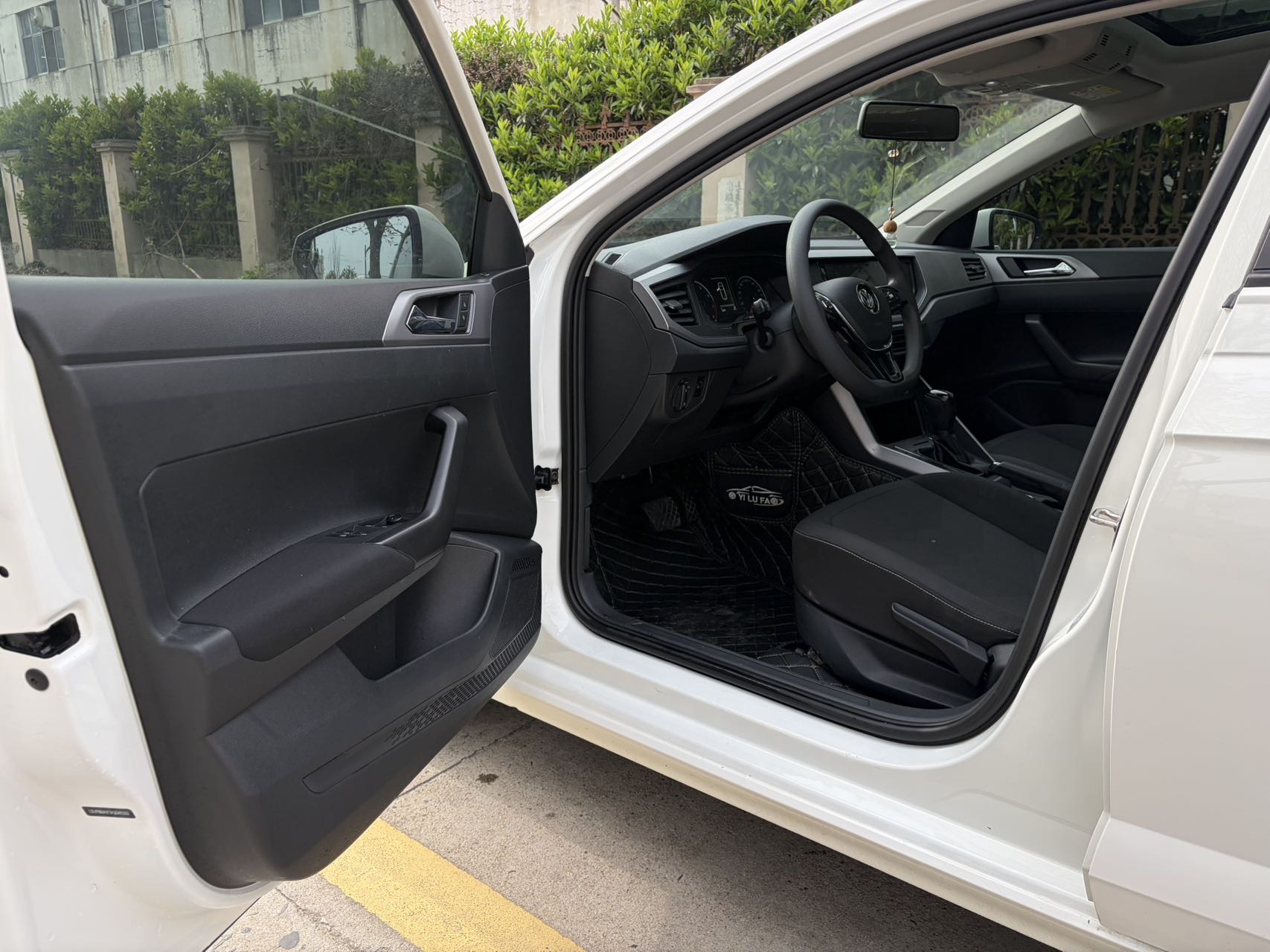 Volkswagen Polo 2020 car image #4