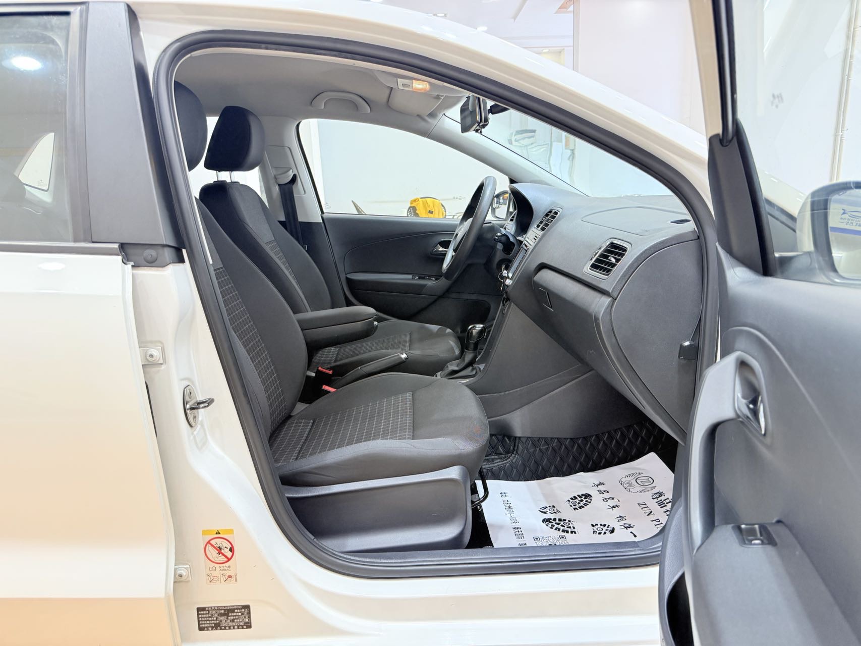 Volkswagen Polo 2014 car image #10