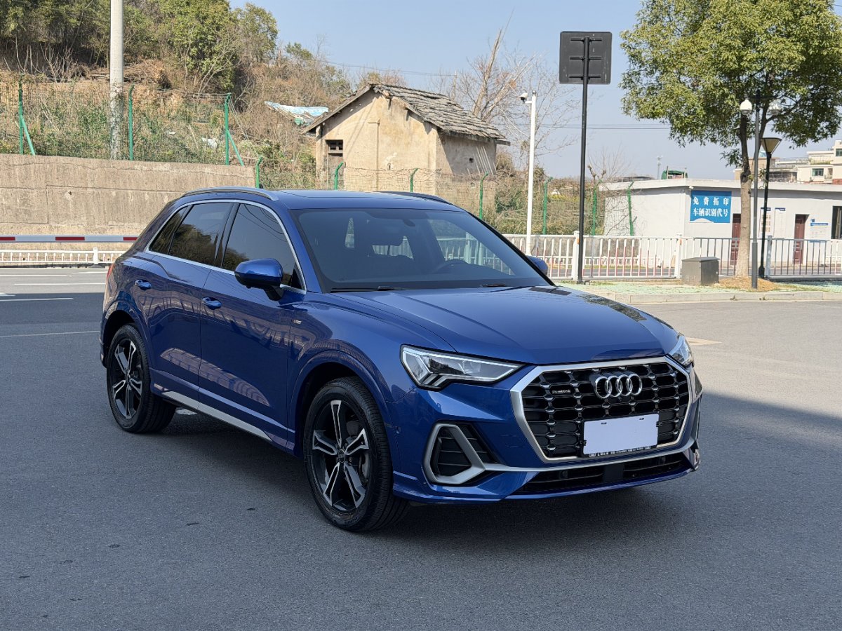 Audi Q3 2022 car image #2