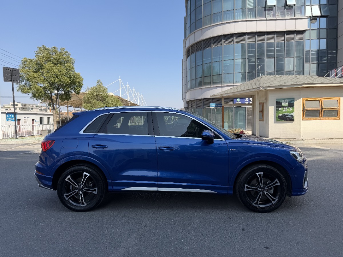 Audi Q3 2022 car image #3