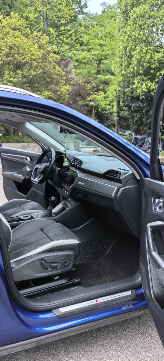 Audi Q3 2020 car image #7