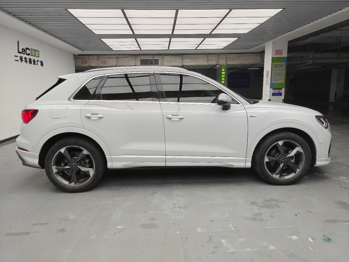 Audi Q3 2022 car image #4