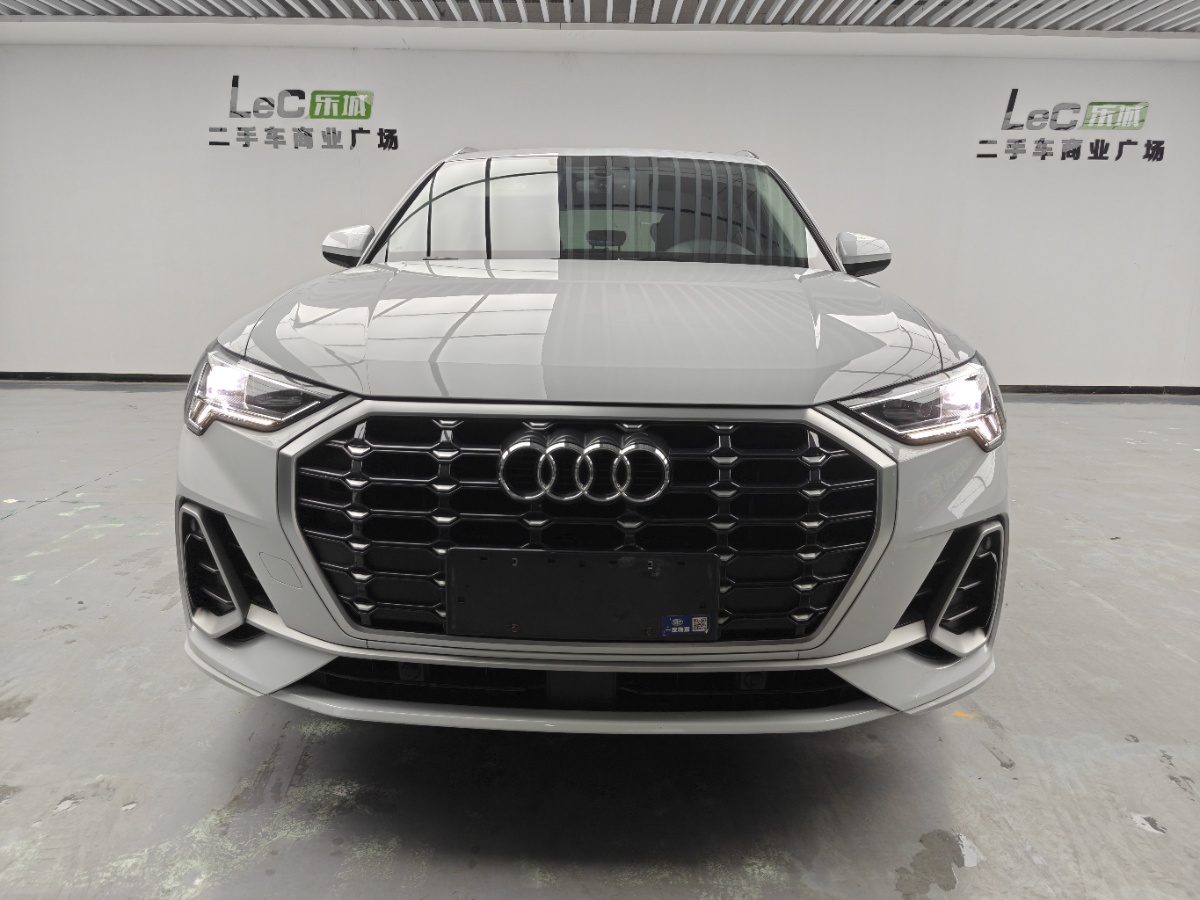 Audi Q3 2022 car image #2
