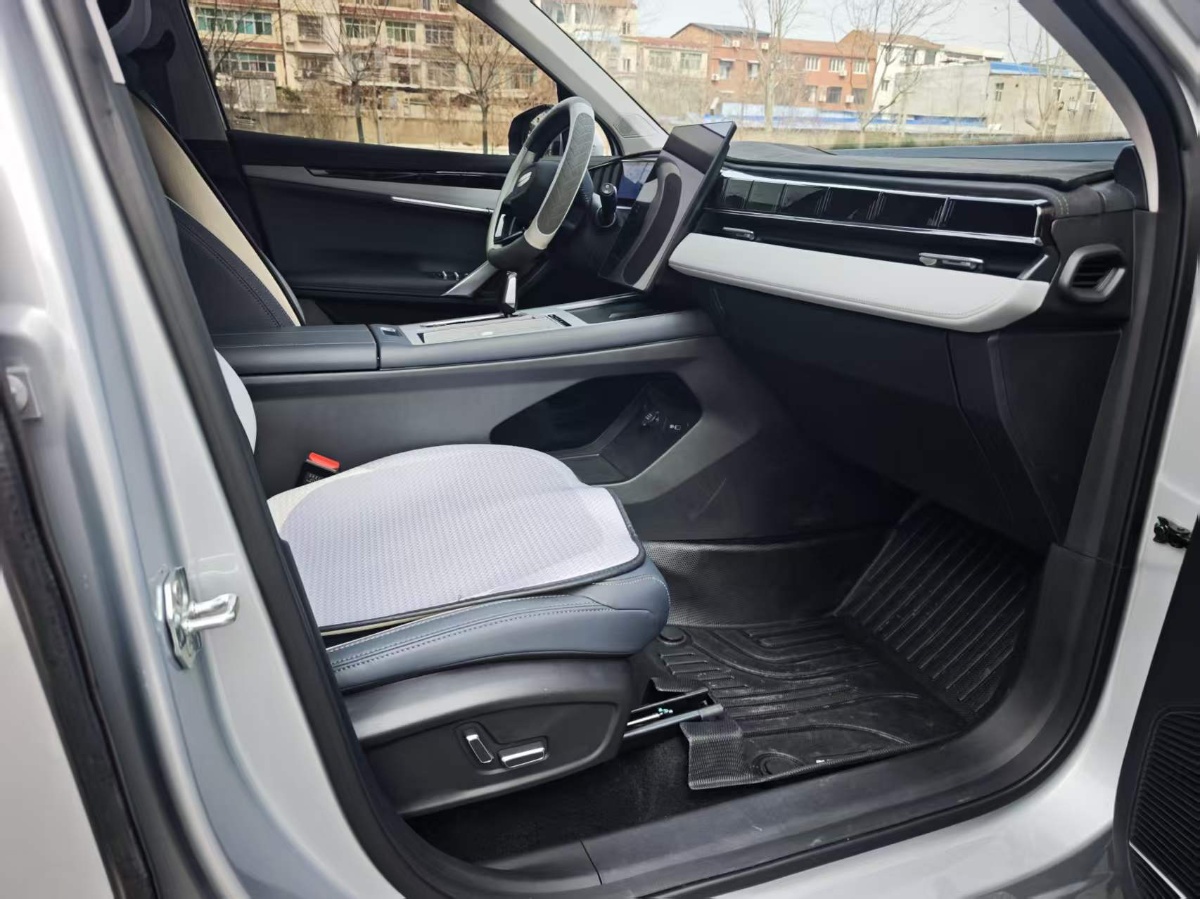 GEELY Boyue L 2025 car image #3
