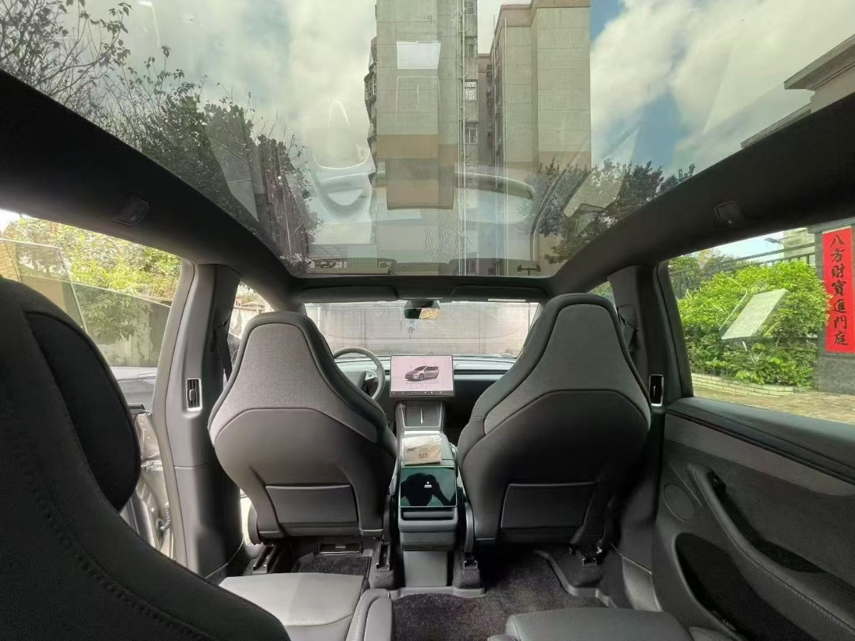 Tesla Model Y L 2025 #4 Tesla Model Y L 2025 car image #4