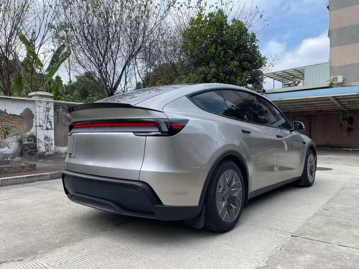 Tesla Model Y L 2025 #7 Tesla Model Y L 2025 car image #7