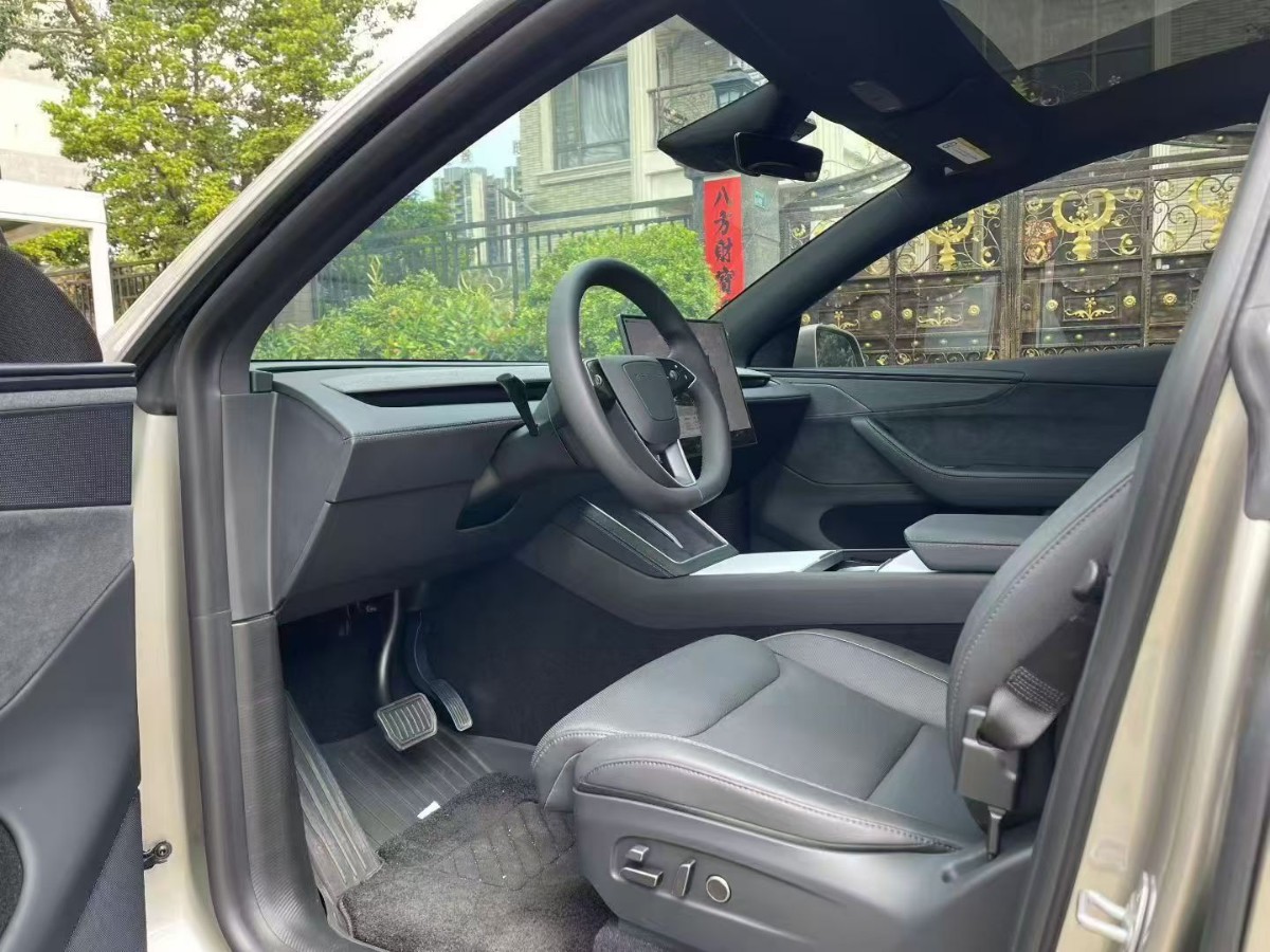Tesla Model Y L 2025 #5 Tesla Model Y L 2025 car image #5