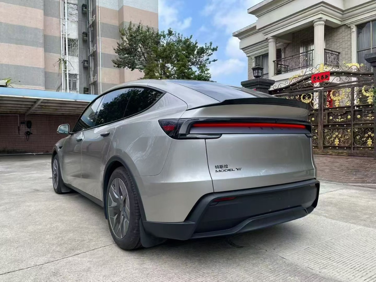 Tesla Model Y L 2025 #8 Tesla Model Y L 2025 car image #8