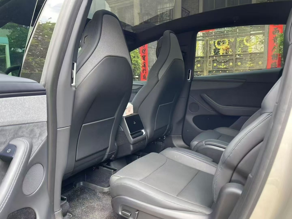 Tesla Model Y L 2025 #6 Tesla Model Y L 2025 car image #6