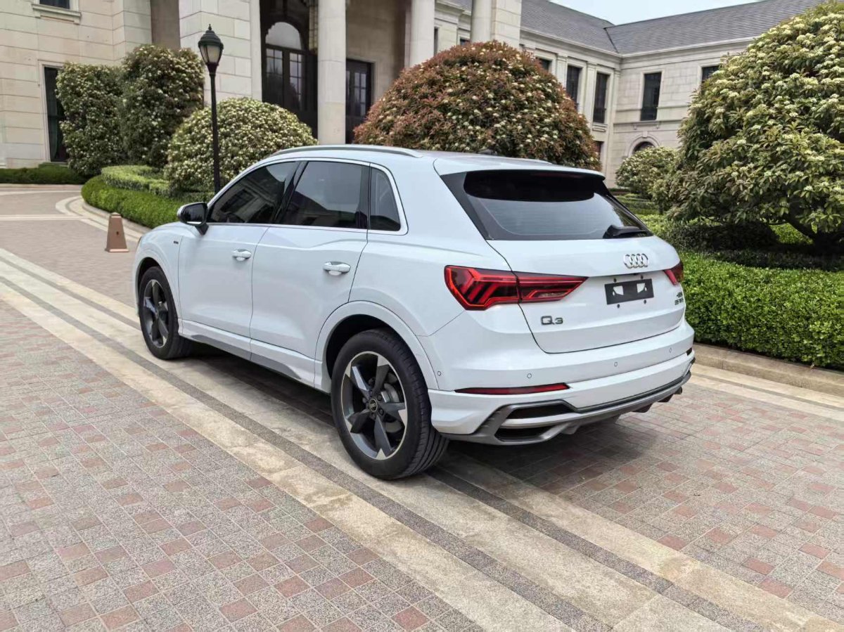 Audi Q3 2022 car image #4