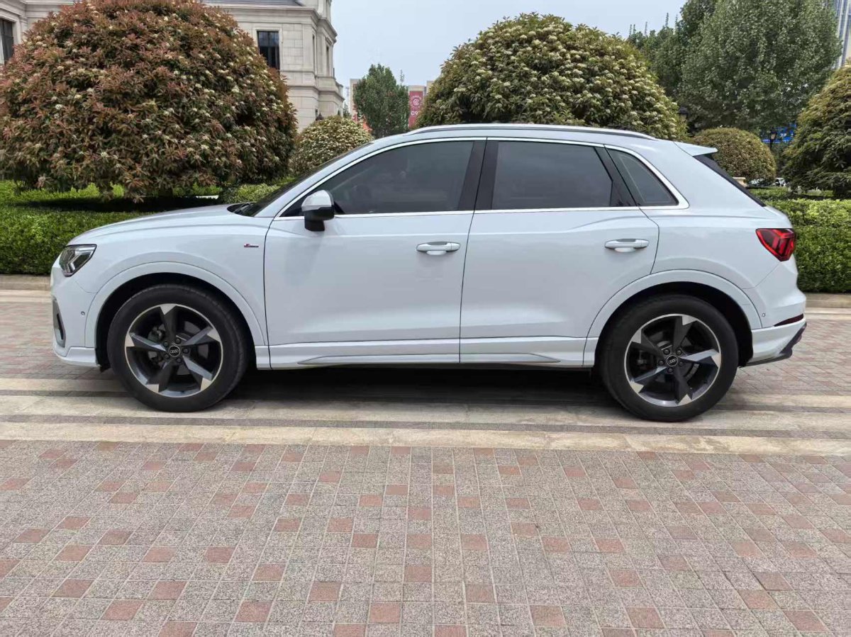 Audi Q3 2022 car image #3