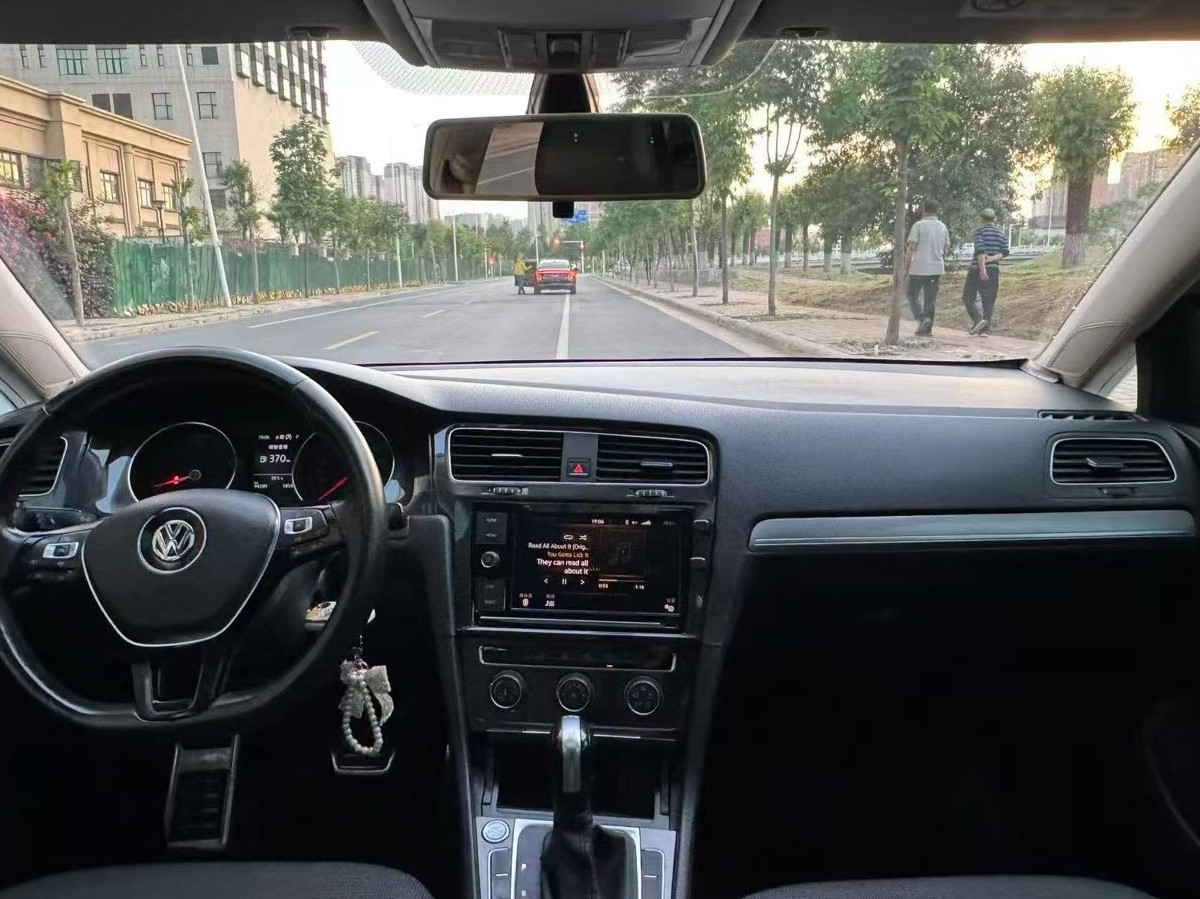 Volkswagen Golf 2019 car image #6