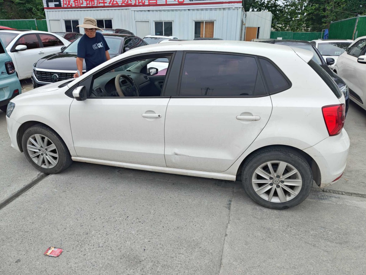 Volkswagen Polo 2015 car image #10