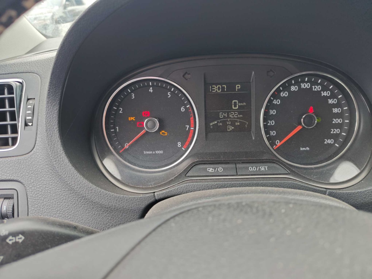 Volkswagen Polo 2015 car image #9