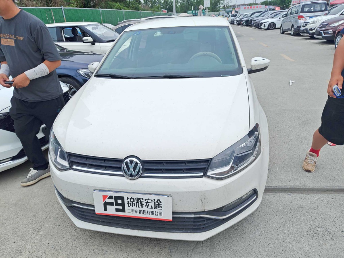 Volkswagen Polo 2015 car image #2
