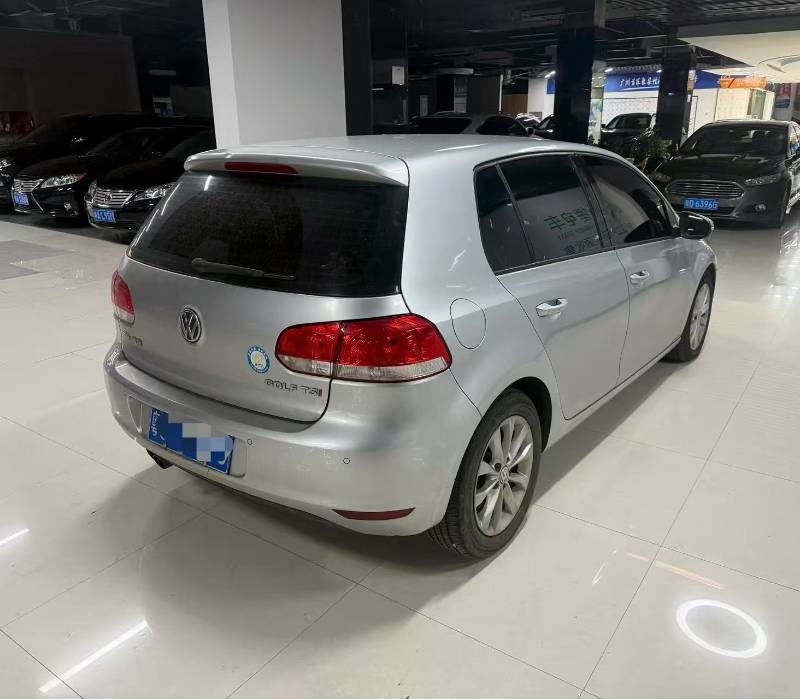 Volkswagen Golf 2010 car image #3
