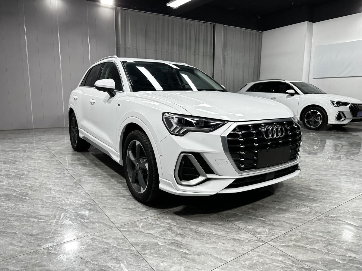 Audi Q3 2022 car image #3