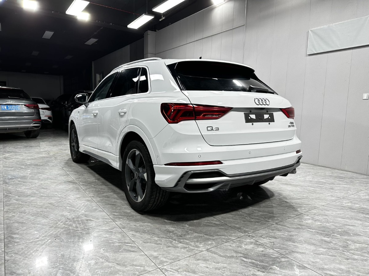 Audi Q3 2022 car image #9