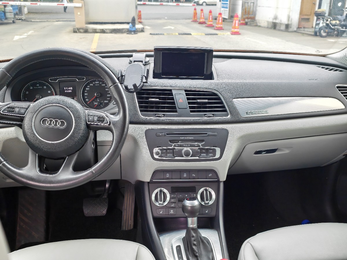 Audi Q3 2016 car image #4
