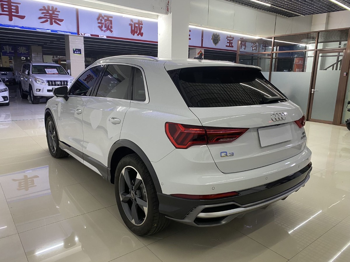 Audi Q3 2022 car image #4