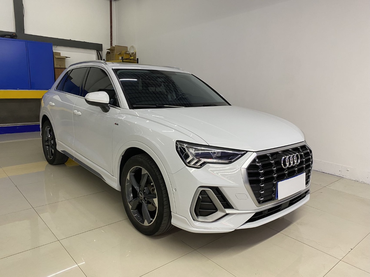Audi Q3 2022 car image #3