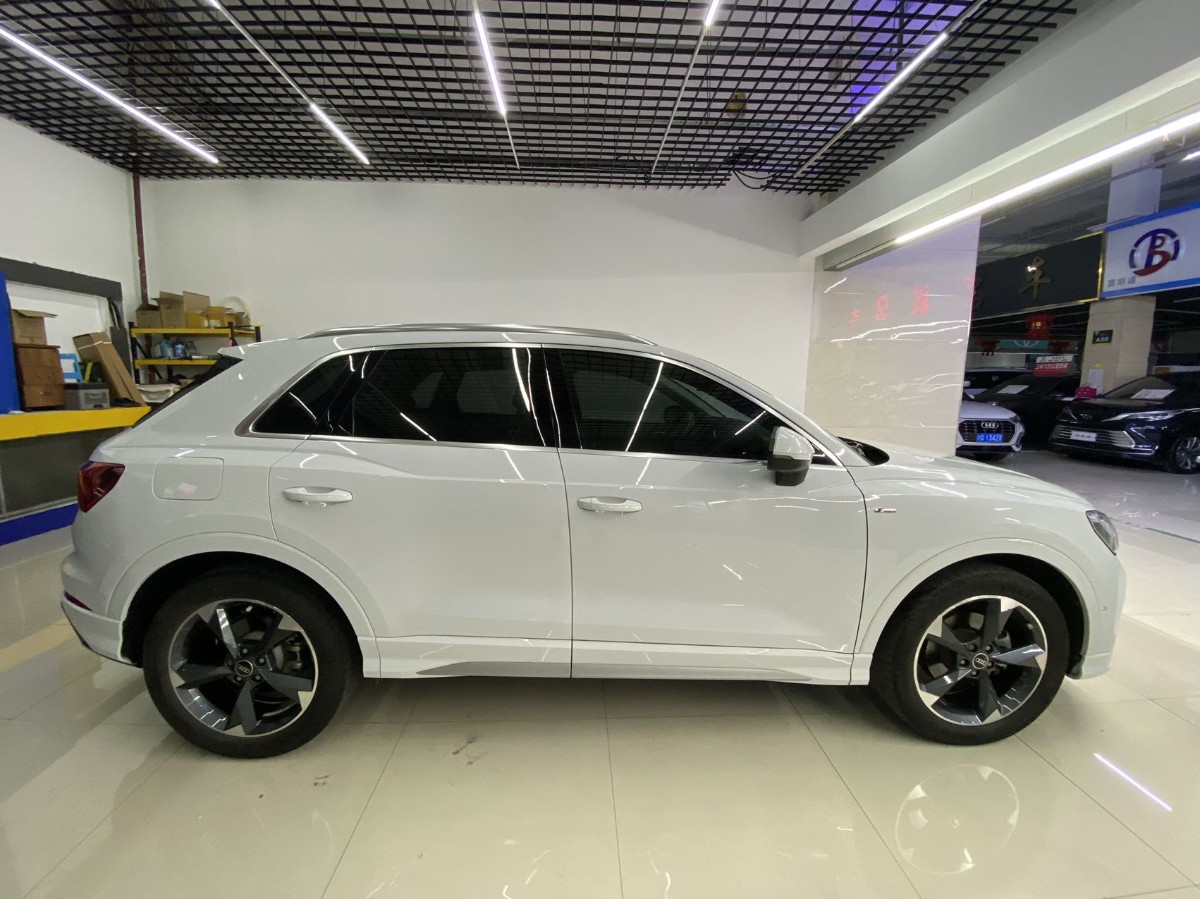Audi Q3 2022 car image #4