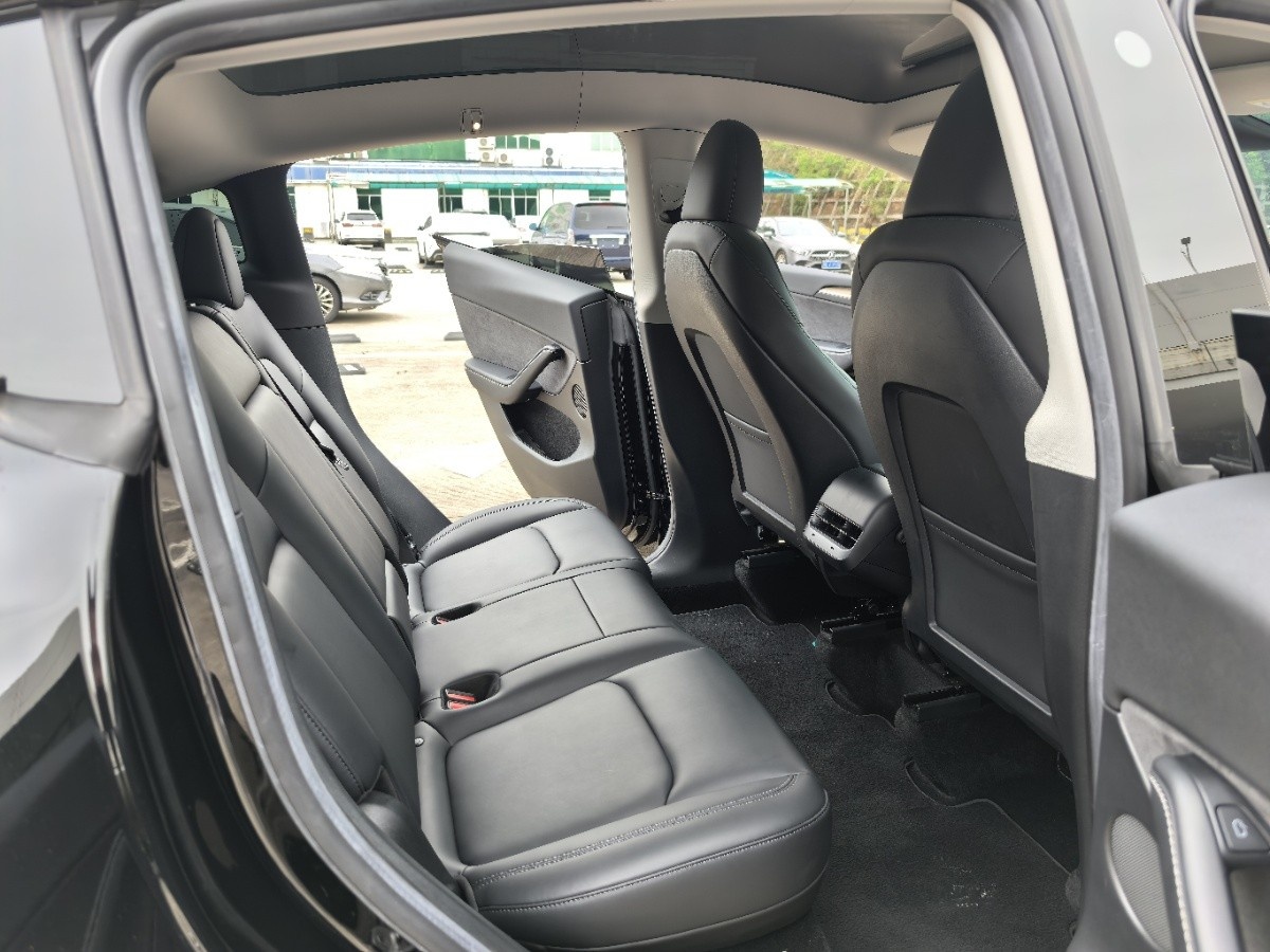 Tesla Model Y 2023 car image #9