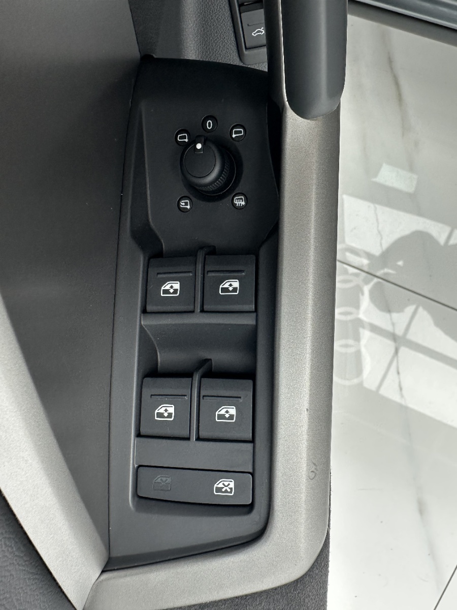 Audi Q3 2023 car image #12