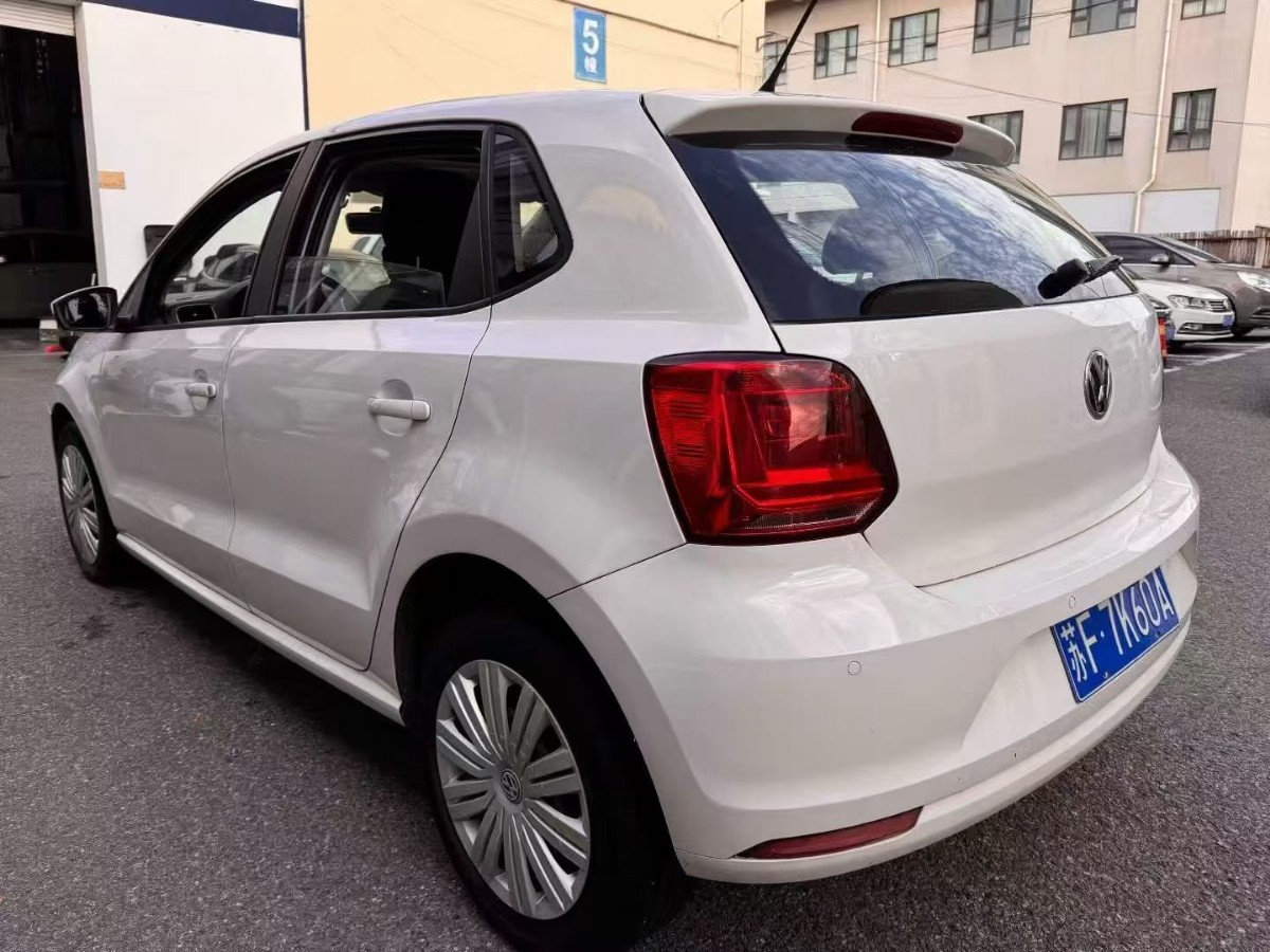 Volkswagen Polo 2016 car image #9