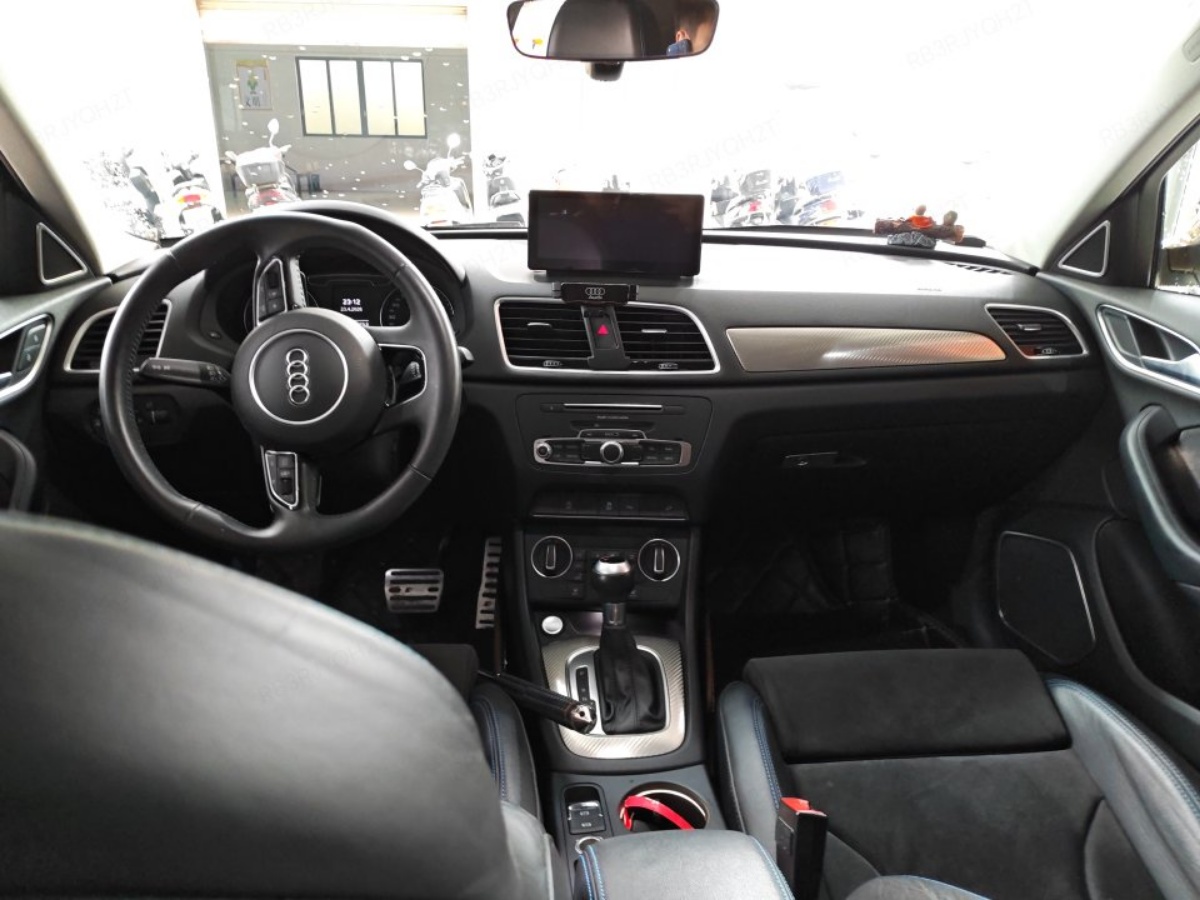 Audi Q3 2018 car image #3