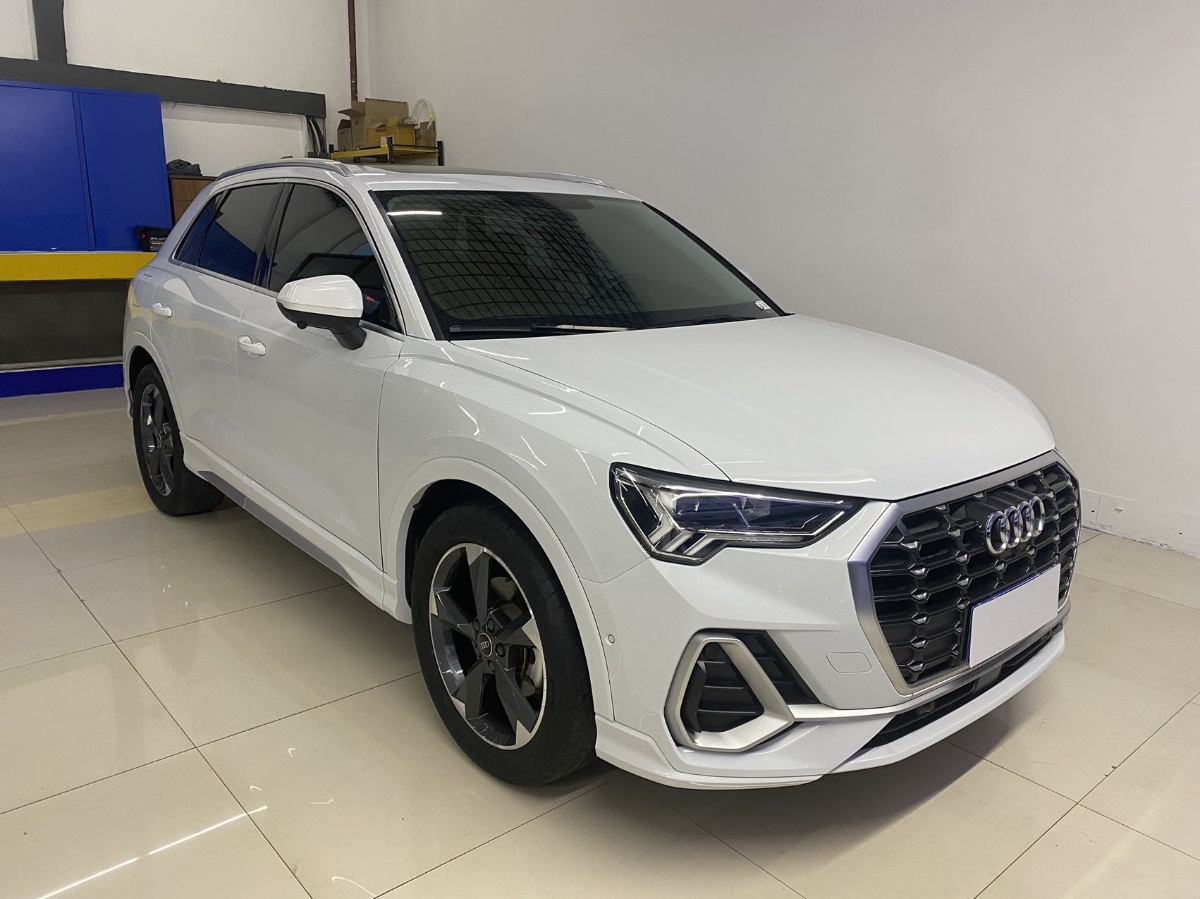 Audi Q3 2022 car image #3