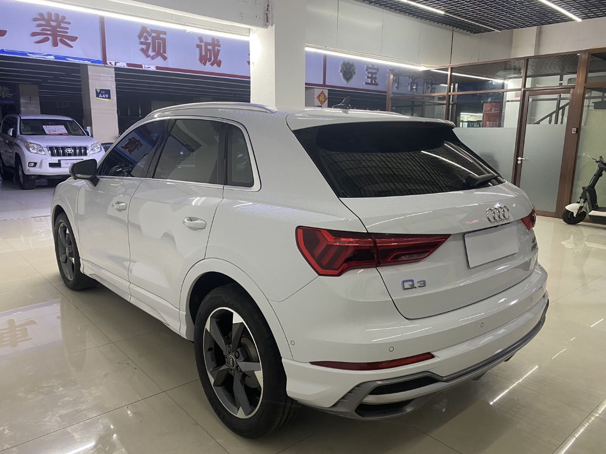 Audi Q3 2022 car image #7
