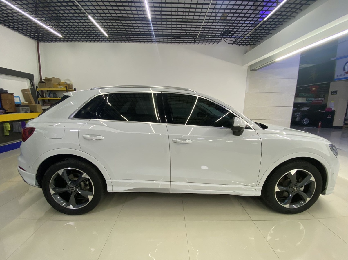 Audi Q3 2022 car image #4