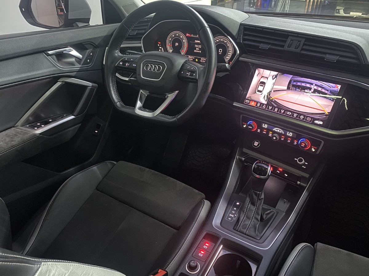 Audi Q3 2022 car image #11