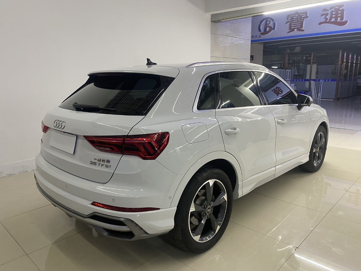 Audi Q3 2022 car image #5