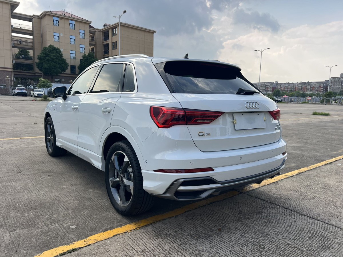 Audi Q3 2022 car image #8