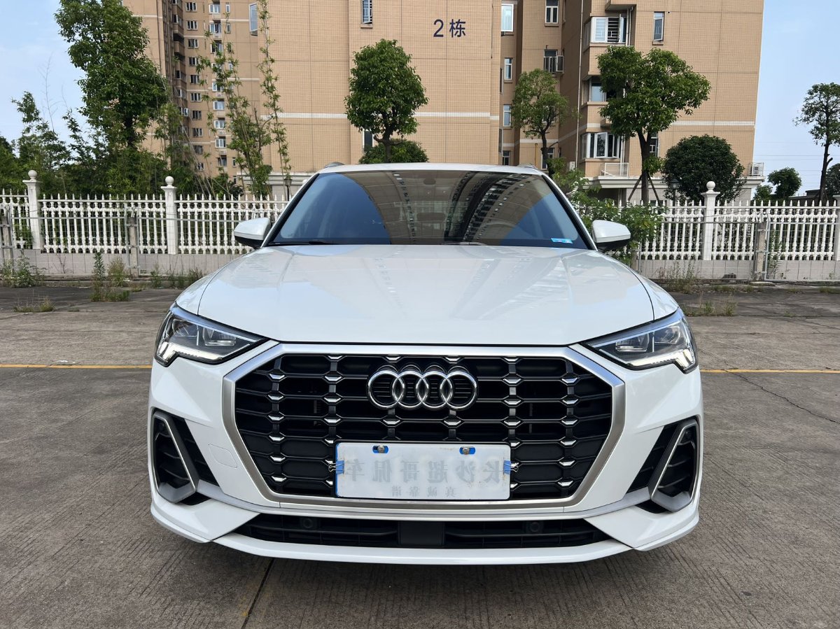 Audi Q3 2022 car image #2