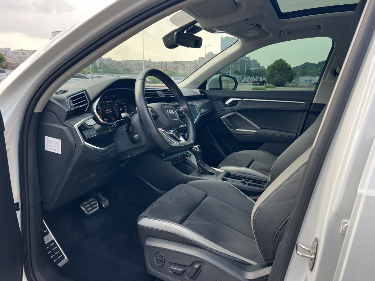 Audi Q3 2022 car image #4