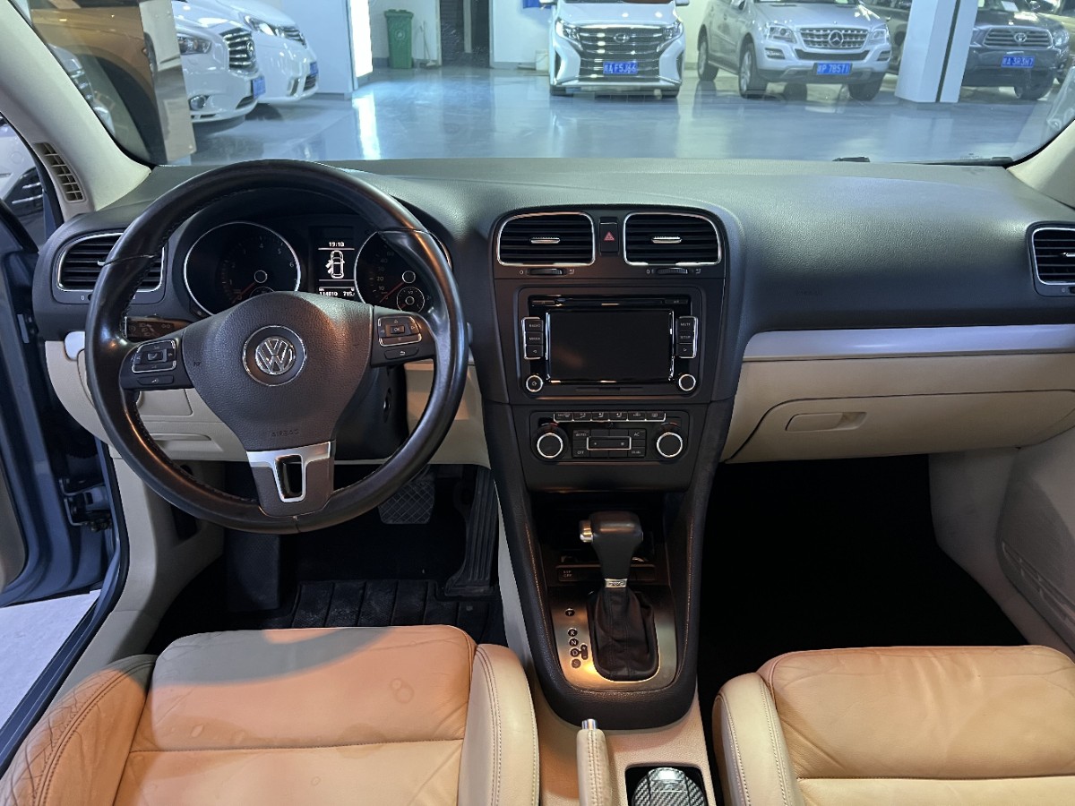 Volkswagen Golf 2010 car image #6