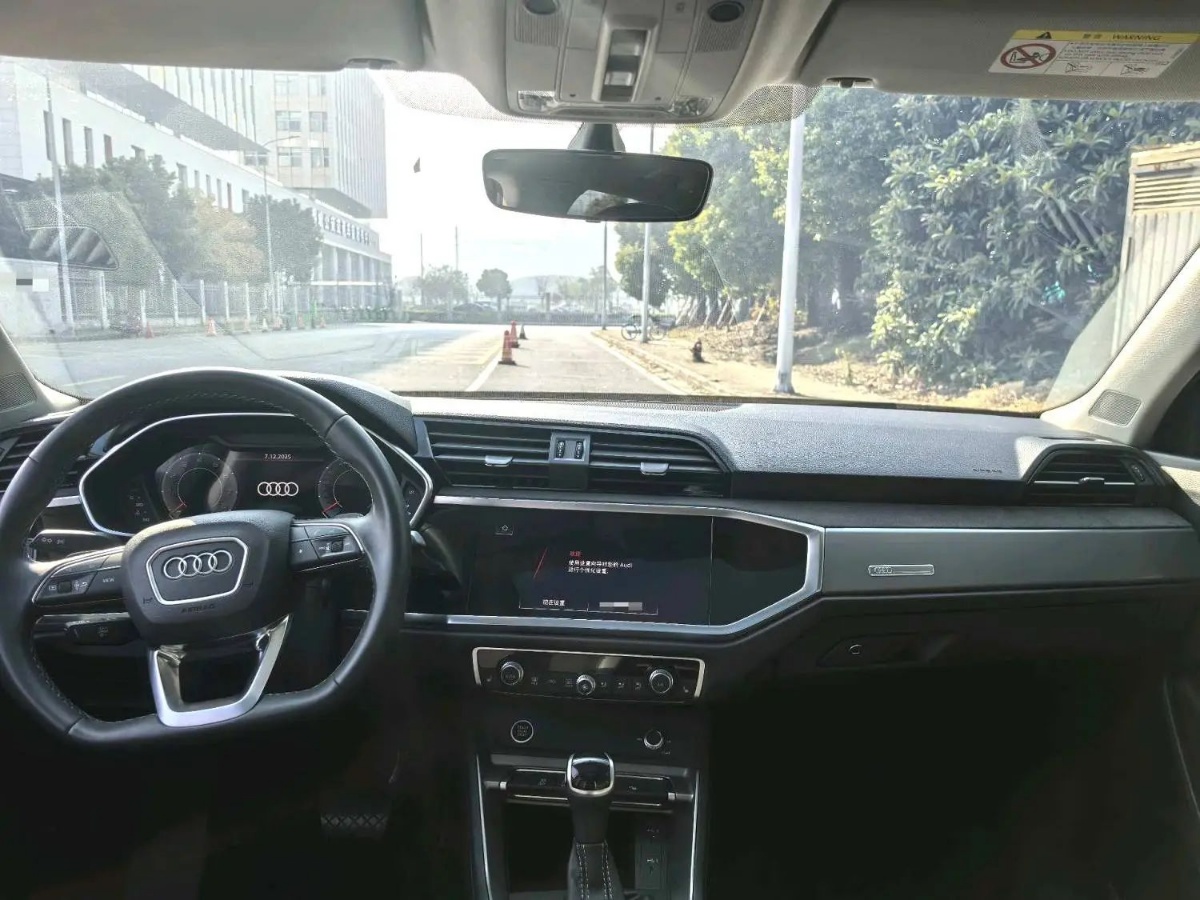 Audi Q3 2023 car image #7