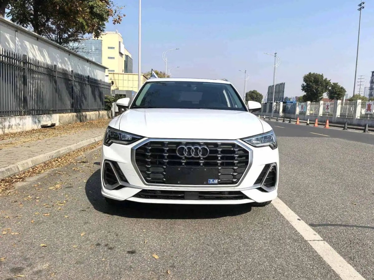 Audi Q3 2023 car image #2