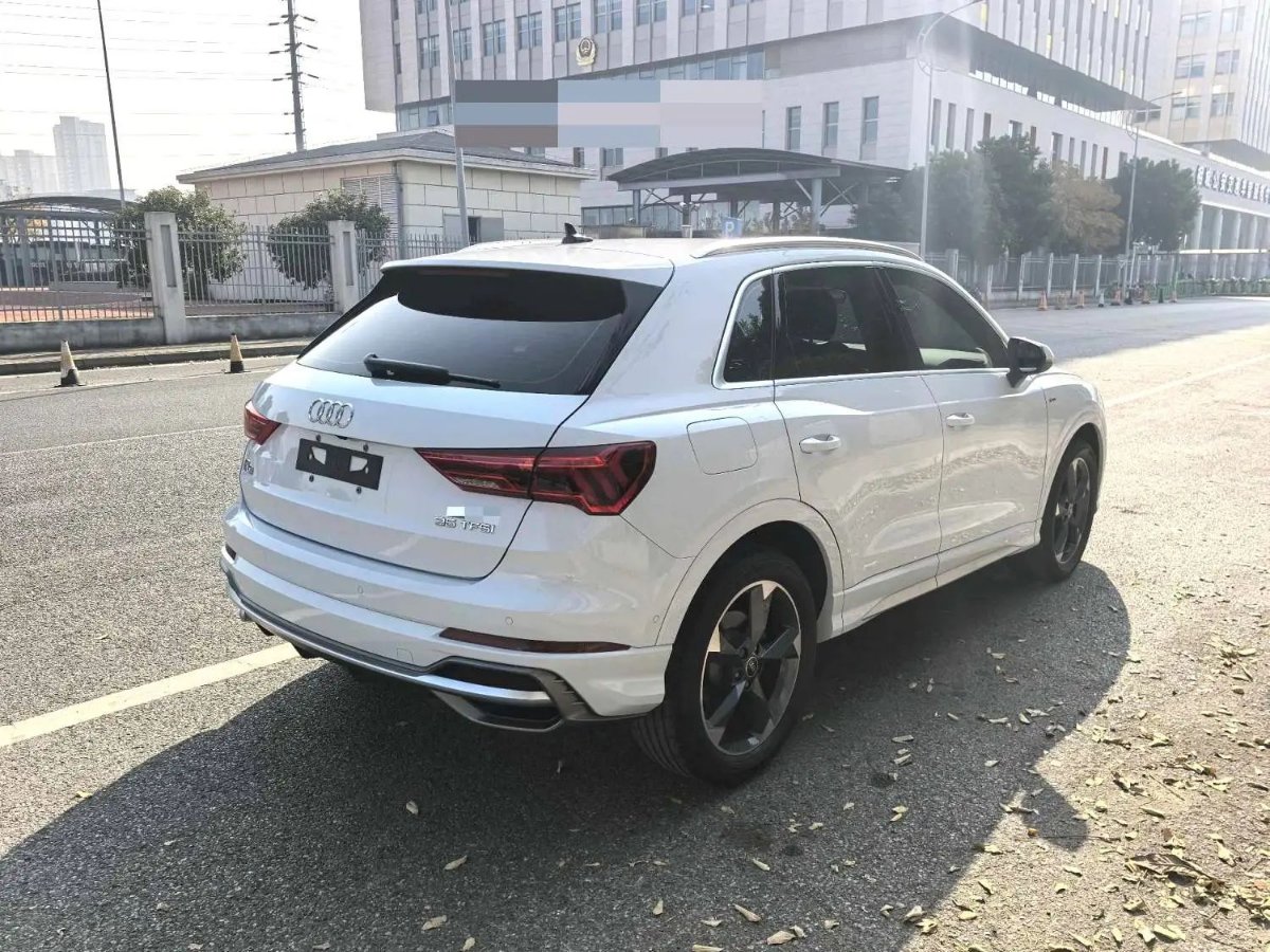Audi Q3 2023 car image #10