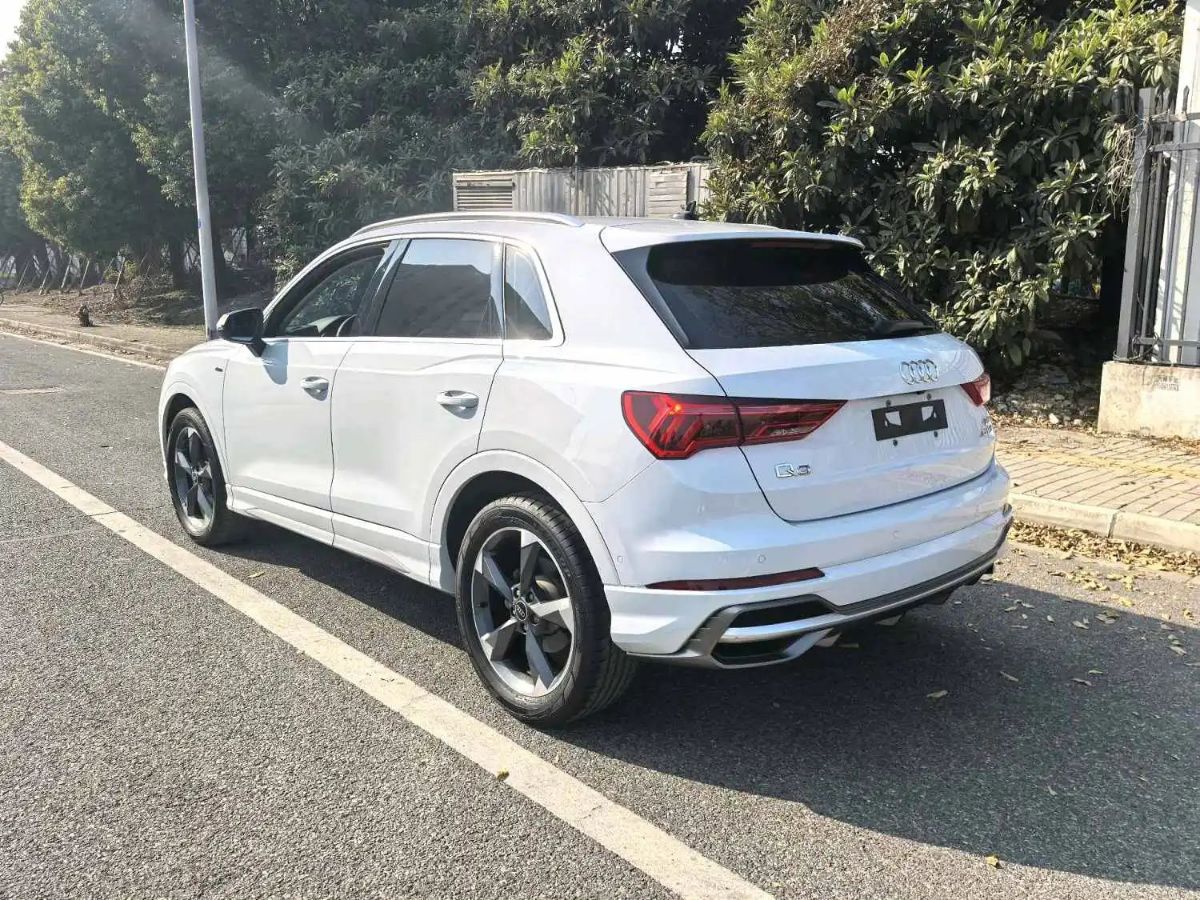 Audi Q3 2023 car image #8