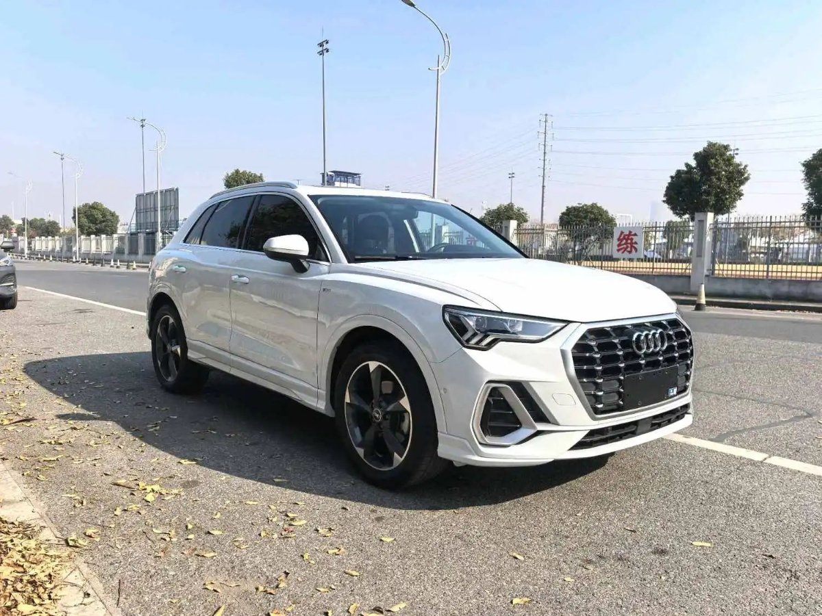 Audi Q3 2023 car image #3