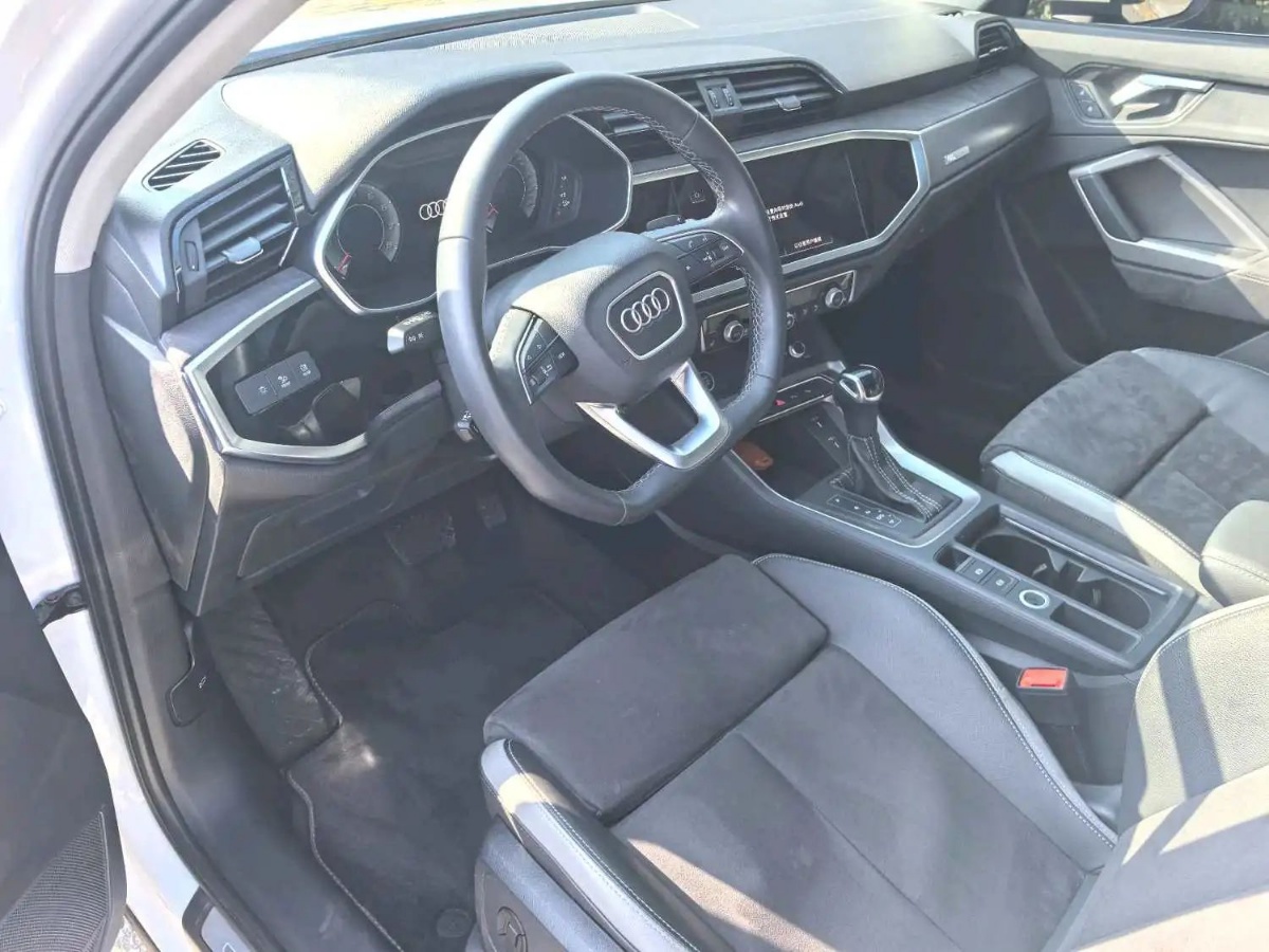 Audi Q3 2023 car image #5