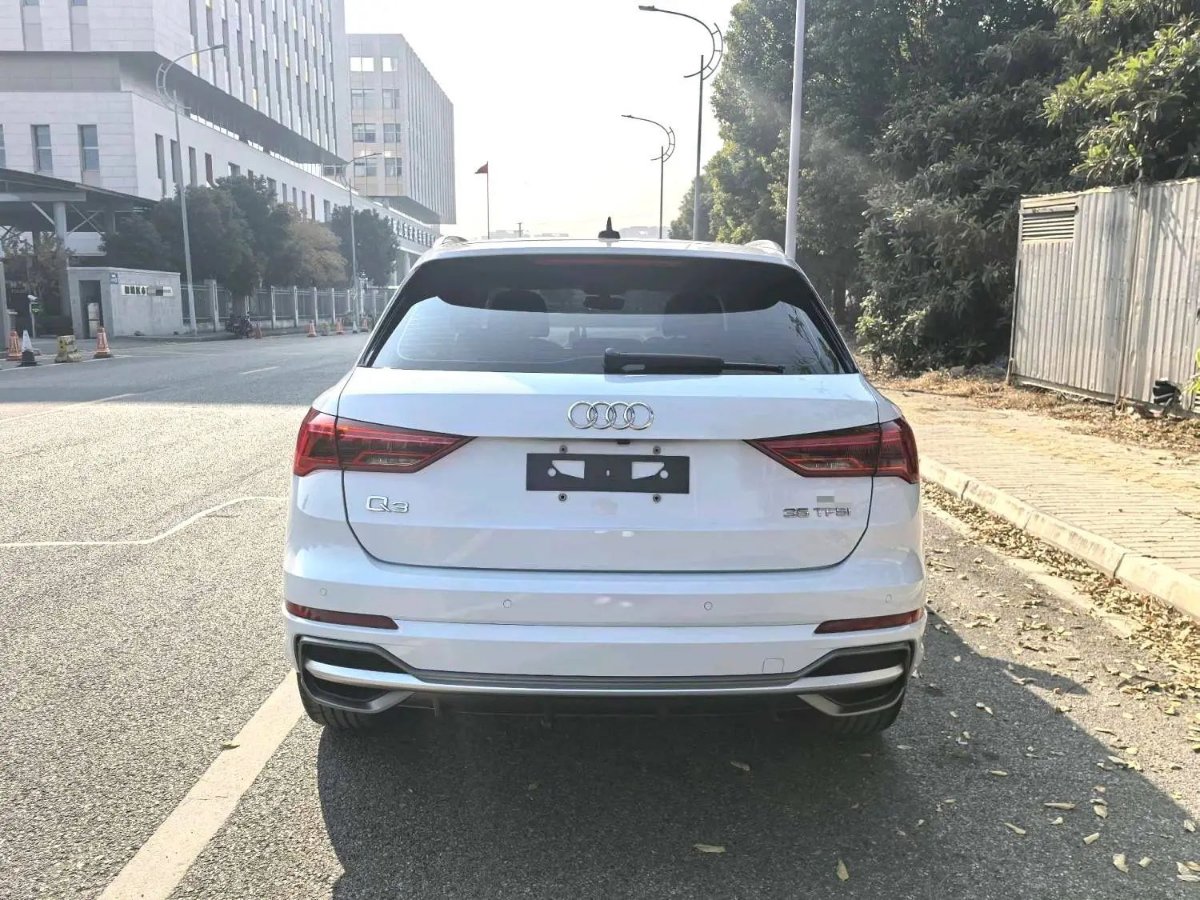 Audi Q3 2023 car image #9