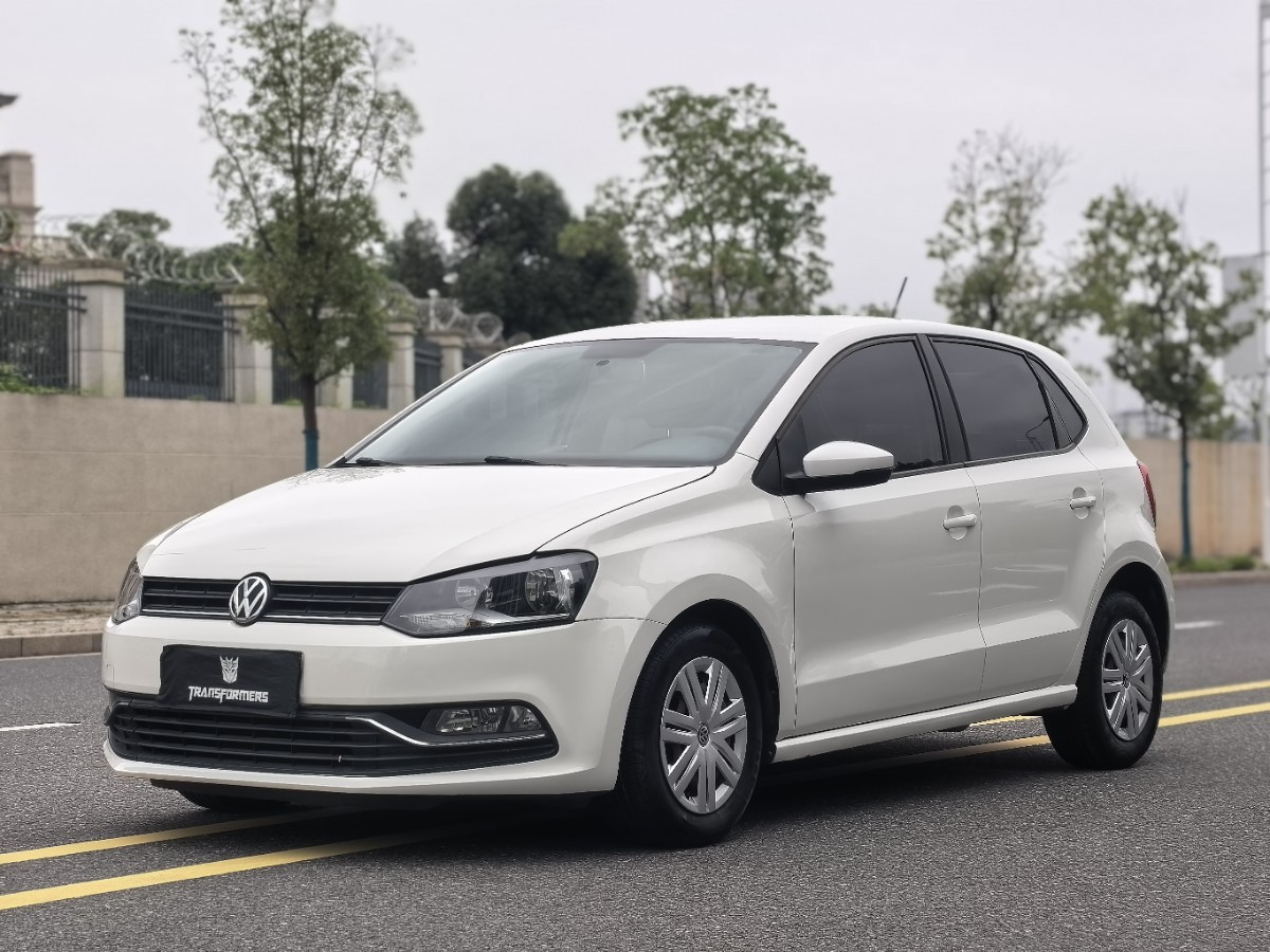 Volkswagen Polo 2015 Volkswagen Polo 2015 car image