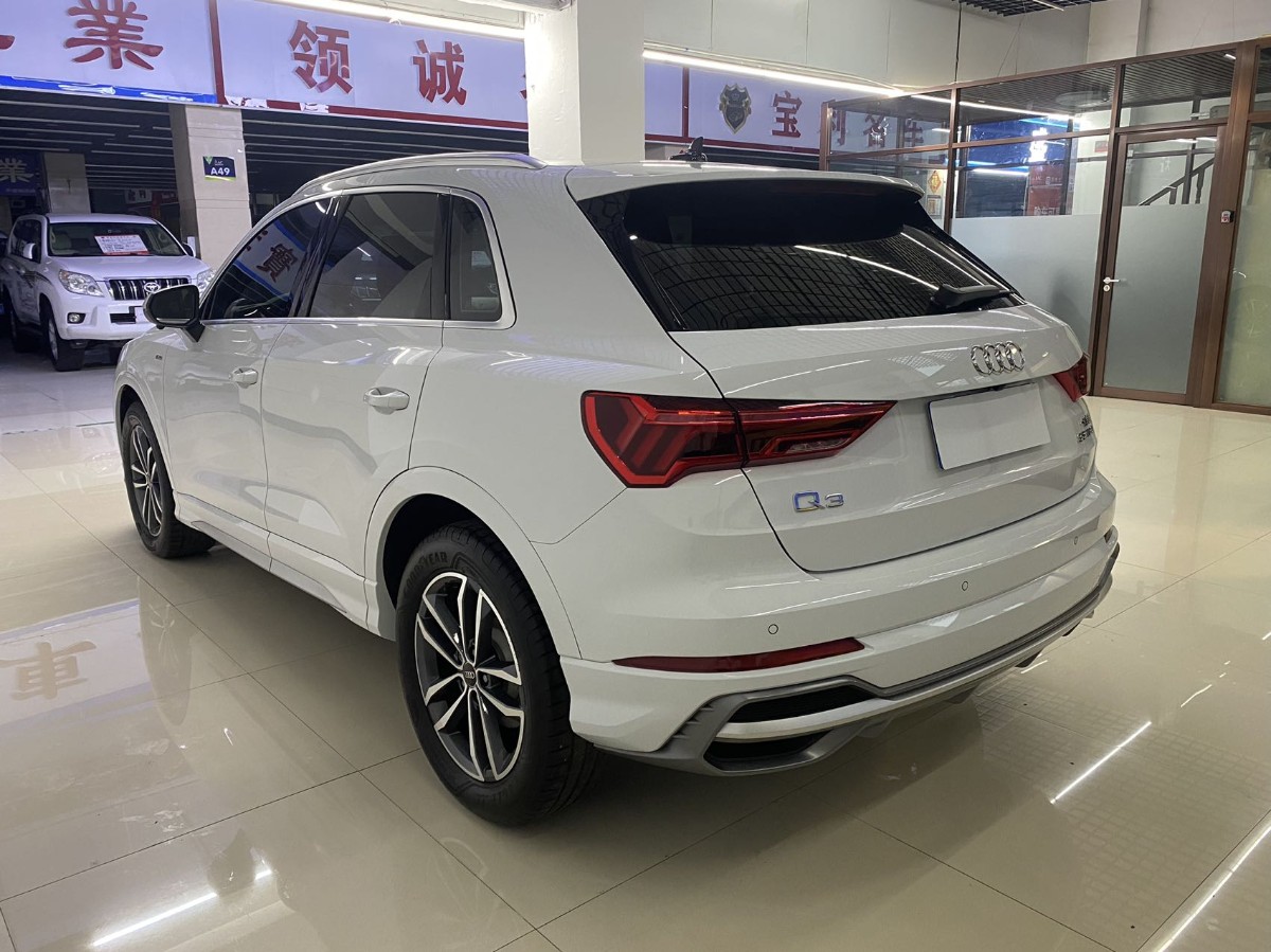 Audi Q3 2022 car image #4