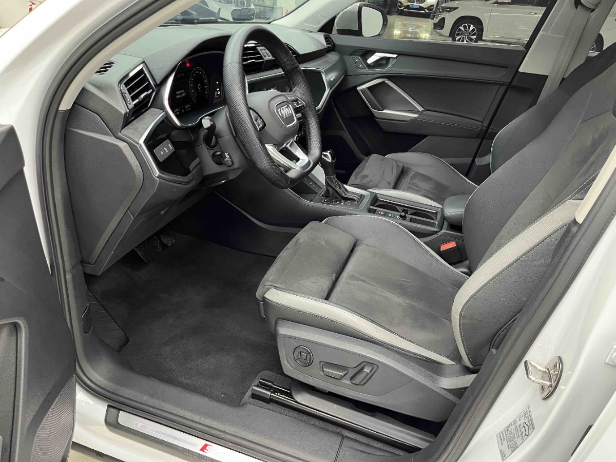 Audi Q3 2022 car image #3