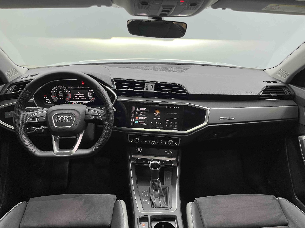 Audi Q3 2022 car image #4